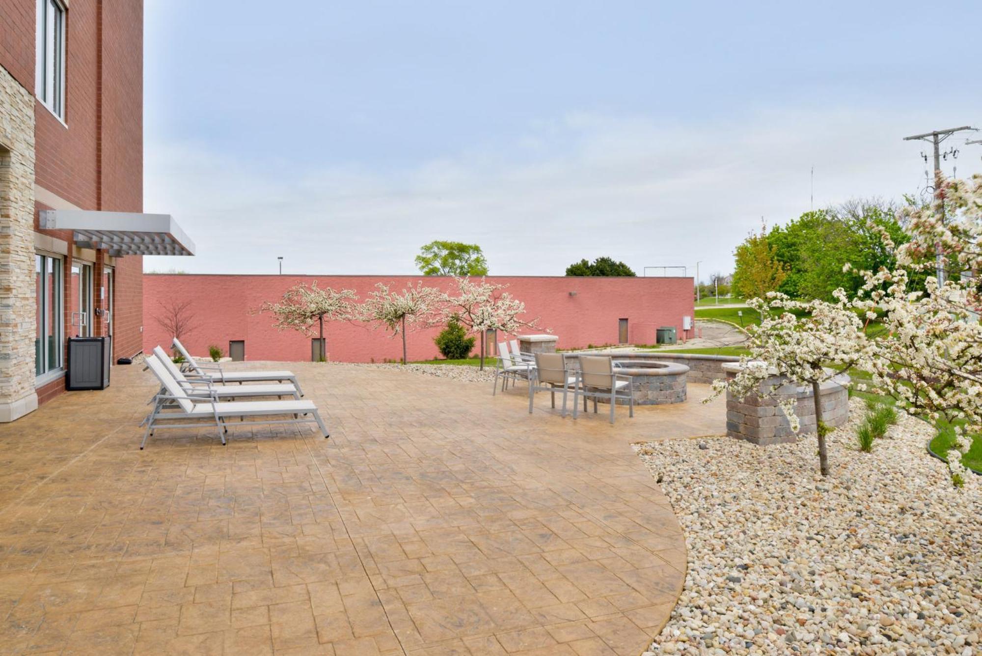 Holiday Inn Express & Suites Madison By Ihg Exterior photo